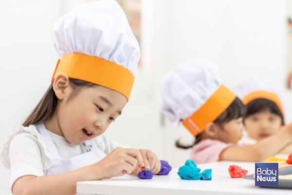 아이를 어린이집이나 유치원에 보내는 경우, 부모급여나 양육수당은 보육료로 대신 지원받게 되는 구조이므로 '보육료 전환 신청'을 반드시 해야 한다. ⓒ베이비뉴스