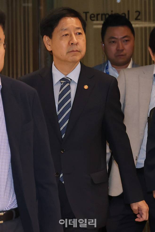 [이데일리 방인권 기자] 한미간 ‘2+2 통상협상’을 위해 미국으로 출국하려던 구윤철 부총리 겸 기재부 장관이 24일 인천국제공항에서 출국 직전 취소 소식을 듣고 인천공항 2터미널을 나서고 있다.
