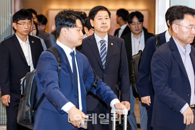 [이데일리 방인권 기자] 한미간 ‘2+2 통상협상’을 위해 미국으로 출국하려던 구윤철 부총리 겸 기재부 장관이 24일 인천국제공항에서 출국 직전 취소 소식을 듣고 인천공항 2터미널을 나서고 있다.