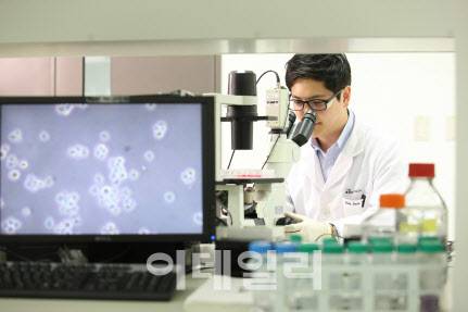 Celltrion R&D scientist (Source: Celltrion)