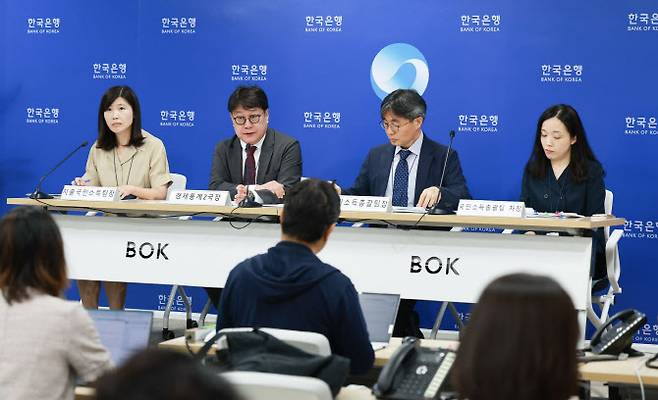 24일 오전 서울 중구 한국은행에서 열린 2025년 2분기 실질 국내총생산(속보) 기자설명회. (사진 왼쪽부터)이현영 지출국민소득팀장, 이동원 경제통계2국장, 박창현 국민소득총괄팀장, 김선임 국민소득총괄팀 차장. (사진=한국은행)