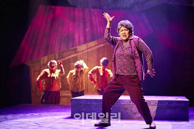 뮤지컬 ‘오지게 재밌는 가시나들’ 공연 장면(사진=라이브 제공).