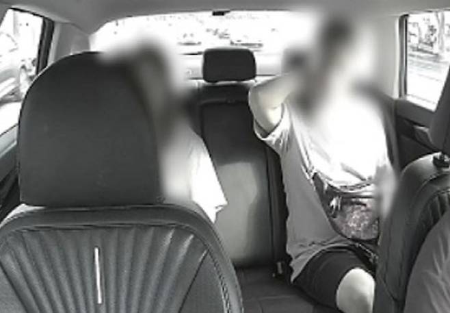 택시에 일부러 머리를 부딪힌 뒤 고통을 호소하고 있는 모습. (사진=연합뉴스)