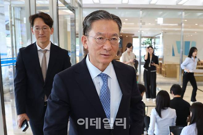 정성호 법무부 장관 후보자가 지난 1일 서울 종로구 적선동에 마련된 인사청문회 준비 사무실로 출근하고 있다. (사진=이데일리 이영훈 기자)