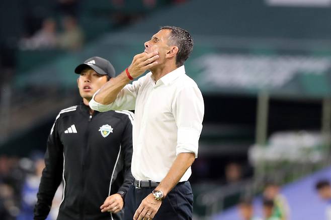 Hana Bank K -League 1 2025 Jeonbuk Hyundai and Gangwon FC at the Jeonju World Cup Stadium on the 23rd. Jeonbuk Hyundai Gus Poe is instructing the operation. 2025.7.23