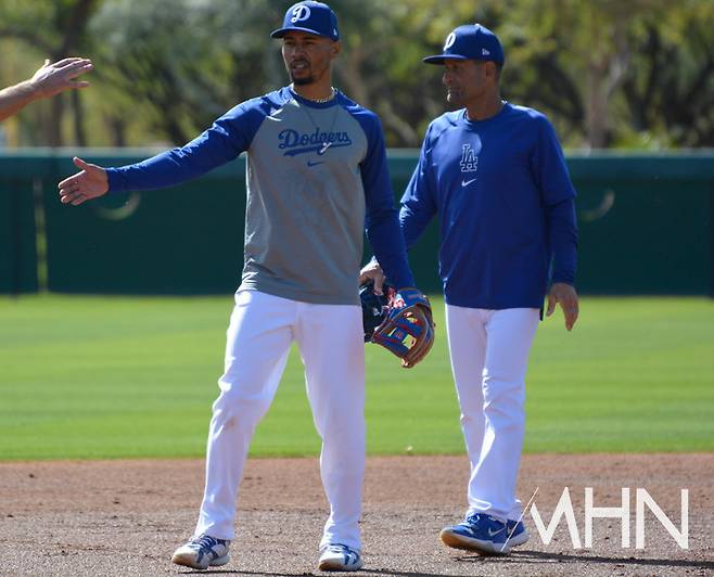 (LA 다저스 디노 에벨 코치(오른쪽)가 유격수 무키 베츠의 수비훈련을 도와주고 있다)
