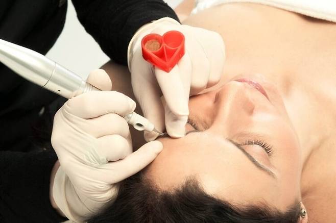 눈썹 문신을 하고 있는 모습. [사진=클립아트코리아]