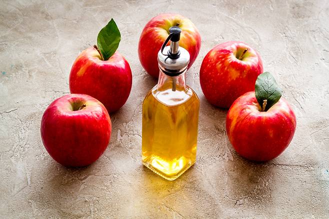혈당 관리하는 사람은 사과의 경우 중간 크기의 1/3개(100 g) 먹는 게 좋다. 사과로 만든 식초는 혈당 조절에 도움이 된다. [사진=게티이미지뱅크]