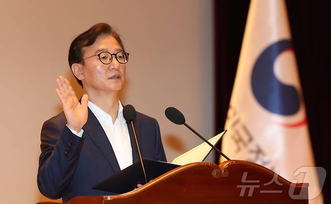 전재수 해양수산부 장관이 24일 오전 세종시 정부세종청사에서 열린 취임식에서 취임 선서를 하고 있다. 2025.7.24/뉴스1 ⓒ News1 김기남 기자