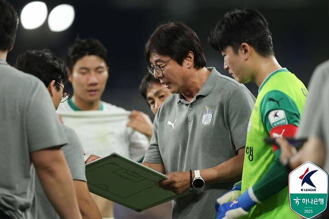 Daejeon escaped from the draw with a dramatic goal. Hwang Sun -hong, who was eager for victory, laughed brightly after a long time. (Korea Professional Football Federation Provided)