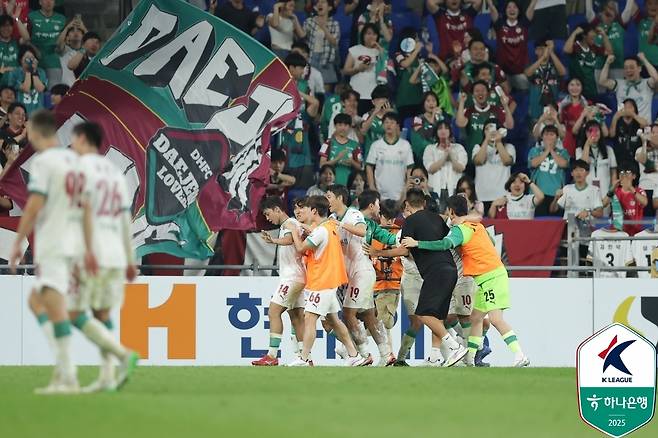 The Daejeon Squadron cheered after the exhilarating theater goal in the second half of the game with Ulsan (Korea Professional Football Federation)