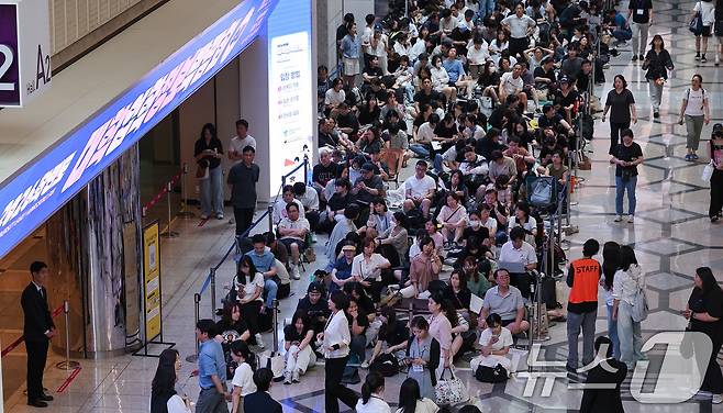 24일 서울 강남구 삼성동 코엑스에서 열린 2026학년도 수시대학입학정보박람회를 찾은 수험생과 학부모들이 입장을 기다리고 있다. 2025.7.24/뉴스1 ⓒ News1 김성진 기자