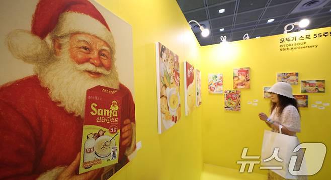 24일 서울 강남구 삼성동 코엑스에서 열린 서울일러스트레이션페어vol.19를 찾은 관람객들이 전시장을 둘러보고 있다. 2025.7.24/뉴스1 ⓒ News1 김성진 기자