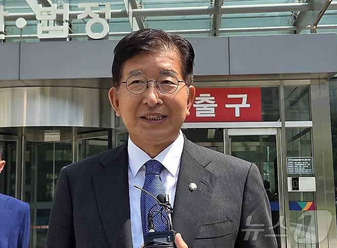 제22대 국회의원 선거 당시 '재산 축소 의혹'으로 재판에 넘겨진 이상식 더불어민주당 의원(경기 용인갑)이 24일 오후 경기 수원시 영통구 수원지방법원에서 열린 2심 선고공판을 마치고 나와 취재진 질문에 답하고 있다.2025.7.24/뉴스1 ⓒ News1 배수아 기자