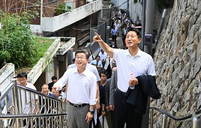 오세훈 서울시장이 24일(목) 오후 신당9구역 재개발사업 현장을 점검하고 있다. (서울시 제공)