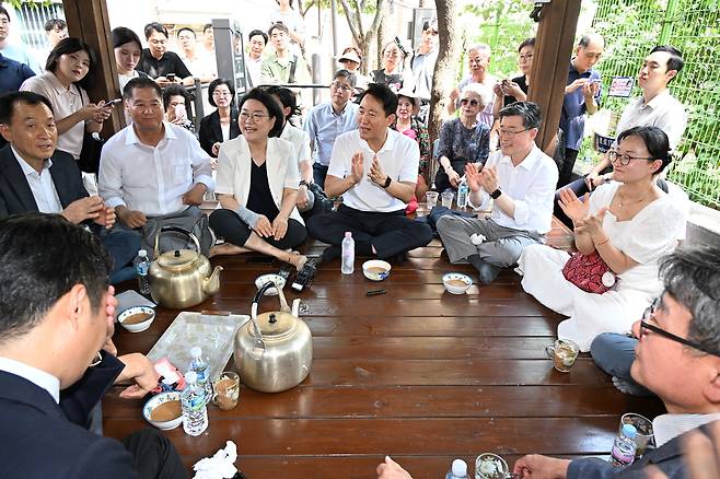 오세훈 서울시장이 24일신당9구역 재개발 현장에서 지역 주민들과 간담회를 갖고 있다..(서울시 제공)