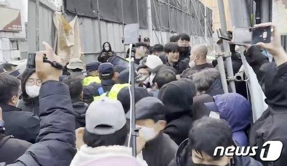 2023년 10월 28일 강원 원주 아카데미극장 철거공사 현장 주변에 경찰과 집회 관계자 등이 뒤엉켜 있는 모습. (독자 제공. 재판매 및 DB금지) 2023.10.28/뉴스1 신관호 기자