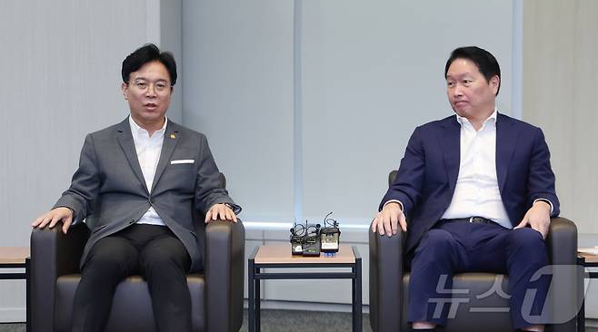 최태원 대한상공회의소 회장이 24일 서울 중구 대한상의에서 김영훈 고용노동부 장관과 만나 대화하고 있다. (공동취재) 2025.7.24/뉴스1 ⓒ News1 이승배 기자