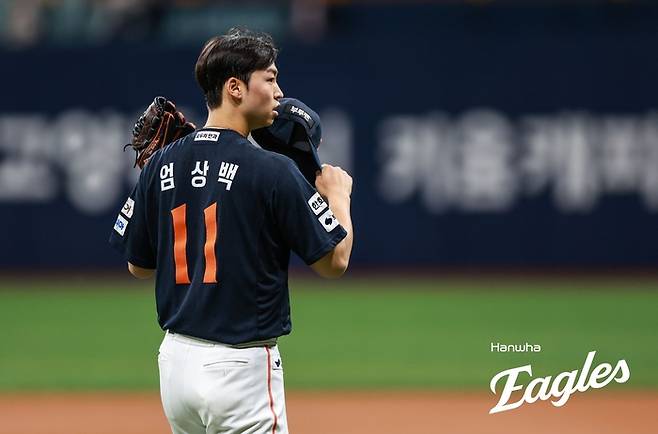 한화 엄상백이 9일 서울 고척스카이돔에서 열린 2025 KBO리그 정규시즌 키움전 선발 등판해 모자를 고쳐 쓰고 있다. 사진 | 한화 이글스