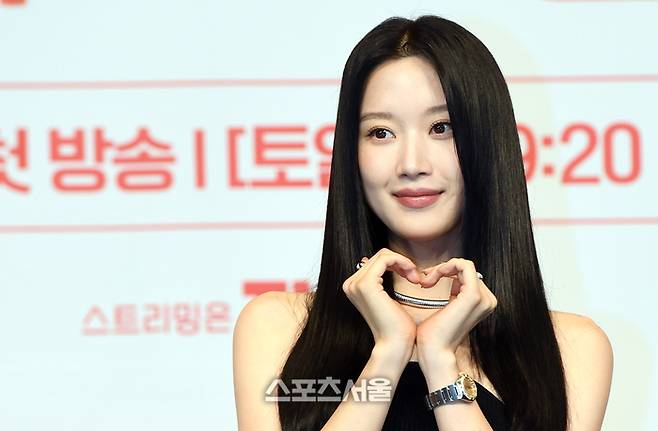 배우 문가영이 1일 서울 구로구 더링크호텔에서 진행된 tvN 드라마 ‘서초동’ 제작발표회에서 취재진을 향해 포즈를 취하고 있다.  ‘서초동’은 매일 서초동 법조타운으로 출근하는 어쏘 변호사(법무법인에 고용되어 월급을 받는 변호사) 5인방의 희로애락 성장기를 그린 드라마로 배우 이종석, 문가영, 강유석, 류혜영, 임성재 등이 출연하며 박승우 감독이 연출을 맡았다. 2025. 7. 1.  박진업 기자 upandup@sportsseoul.com