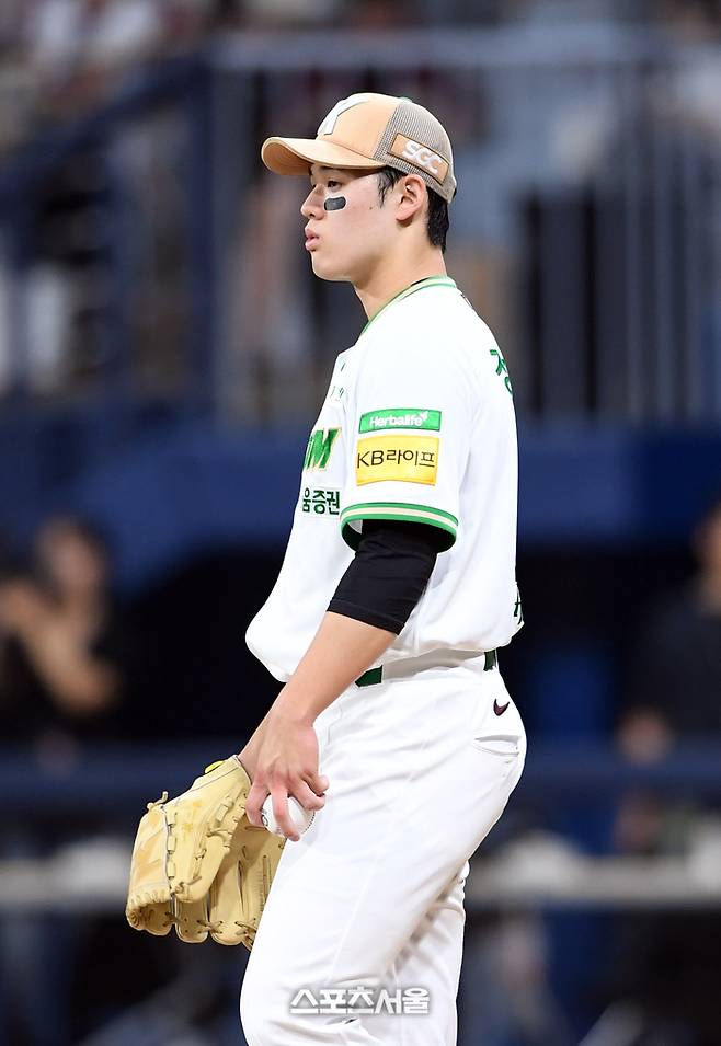 키움 선발투수 정현우가 보크로 실점한 뒤 어리둥절해하고 있다. 고척 | 박진업 기자 upandup@sportsseoul.com