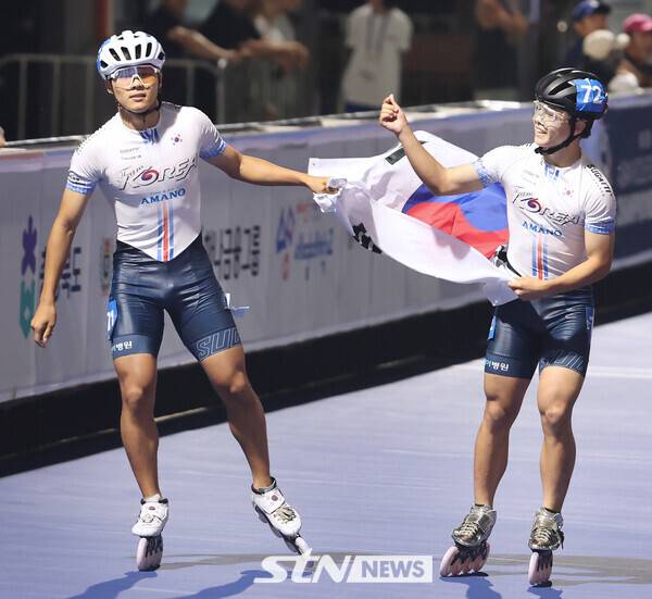 23일 오후 충북 제천시에 위치한 어울림체육관에서 열린 '제20회 아시아 롤러스케이팅 선수권대회' 스피드 트랙 남자 500m+D 스프린터에 출전한 박성훈(오른쪽)과 김지찬이 각각 금, 은메달을 따고 태극기 세레모니를 펼치고 있다. /사진(제천)=강명호 기자