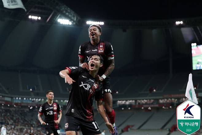 FC Seoul striker Kang Sung -jin leaves for Super Match Rival Suwon Samsung. The club decided to transfer to take the opportunity to participate in the club. The photo shows the ceremony with a teammate Lingard after scoring the goal in the Suwon FC in June last year. Photo courtesy of Korea Professional Football Federation