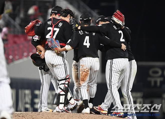 23일 광주 기아 챔피언스필드에서 열린 LG-KIA전. LG가 6대5로 승리했다. 선수들이 승리를 자축하고 있다. 광주=정재근 기자 cjg@sportschosun.com/2025.7.23/