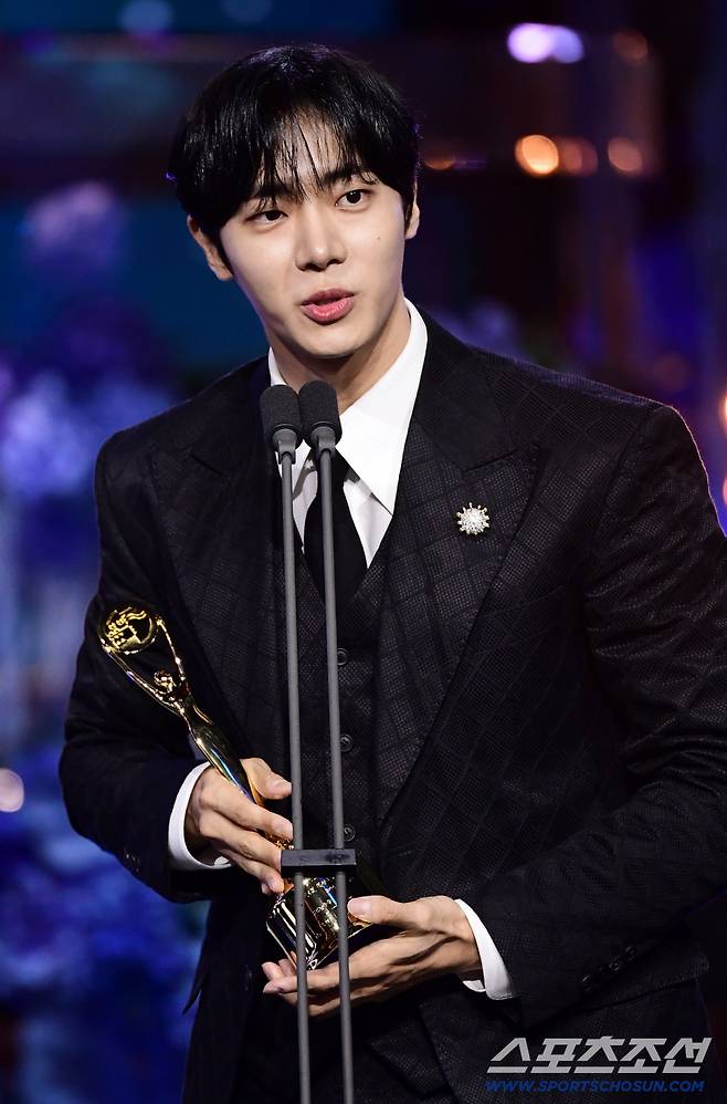 제4회 청룡시리즈어워즈(Bluedragon Series Awards)가 18일 인천 파라다이스시티에서 열렸다. 신인남우상을 수상한 추영우가 수상 소감을 말하고 있다. 인천=허상욱 기자 wook@sportschosun.com/2025.07.18/