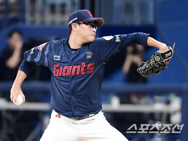 23일 서울 고척스카이돔에서 열린 키움과 롯데의 주중 3연전 두 번째 경기. 선발 투구하고 있는 롯데 박세웅. 고척=송정헌 기자songs@sportschosun.com/2025.07.23/