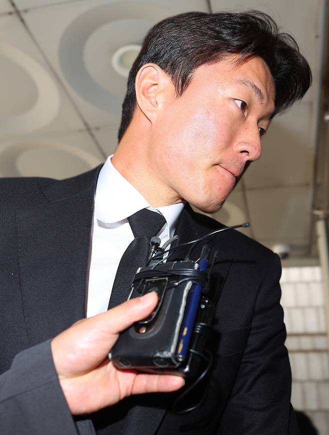 항소심 출석하는 황의조
(서울=연합뉴스) 김도훈 기자 = 불법 촬영 혐의로 1심에서 징역 1년에 집행유예 2년을 선고받은 축구선수 황의조가 19일 서울 서초구 서울고등법원에서 열린 2심 첫 공판에 출석하고 있다. 2025.6.19