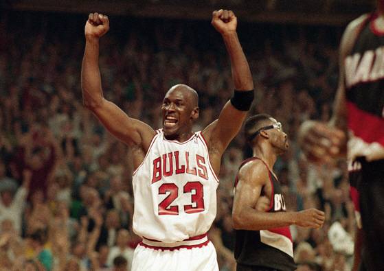 <YONHAP PHOTO-1216> FILE - In this June 14, 1992, file photo, Michael Jordan celebrates the Bulls win over the Portland Trail Blazers in the NBA Finals in Chicago. Decades after Jordan's groundbreaking departure from college, March Madness and the NBA's mega-millions have taken all the novelty out of leaving early for the pros. (AP Photo/John Swart, File)/2020-04-17 05:30:55/

<저작권자 ⓒ 1980-2020 ㈜연합뉴스. 무단 전재 재배포 금지.>