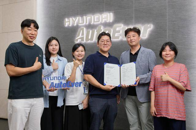 현대오토에버 차량SW플랫폼 '모빌진 클래식 2.0'이 ASIL-D 인증을 획득했다. (왼쪽부터) 현대오토에버 차량전장SW센터 정지훈 센터장, 송유빈 책임, 김가현 책임, 김병준 책임, 구승모 책임, 이예슬 책임. /현대오토에버