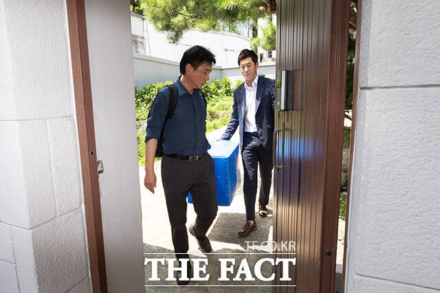 12.3 비상계엄 관련 내란·외란 혐의를 수사중인 내란 특검(특별검사 조은석)팀이 24일 오후 서울 종로구 한덕수 전 국무총리의 자택에 대한 압수수색을 마친 뒤 압수품을 차량으로 옮기고 있다. /임영무 기자