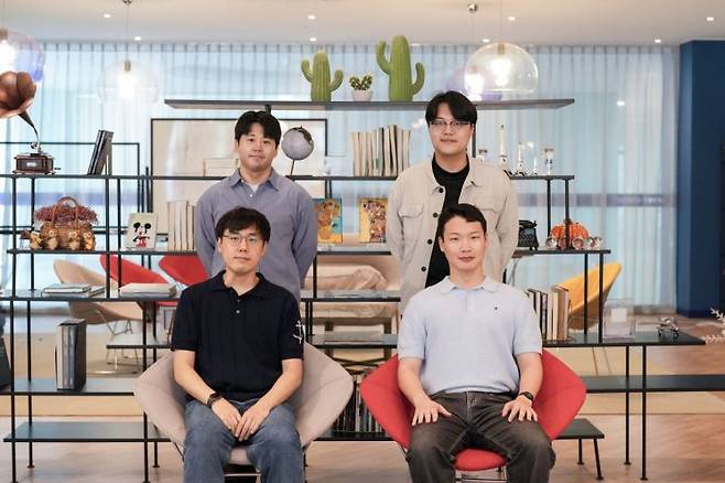 연구진 (좌측하단부터 반시계 방향) 주경돈 교수, 조경수 연구원(제1저자), 순동현 연구원, 강창우 연구원. UNIST  제공