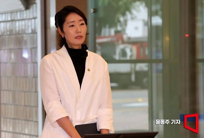 강선우 여성가족부 장관 후보자가 26일 인사청문회 준비를 위해 서울 종로구 이마빌딩에 마련된 청문회 준비 사무실로 출근, 취재진에게 소감을 밝히고 있다. 2025.06.26 윤동주 기자