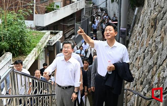 오세훈 서울시장이 24일 오후 신당9구역 재개발사업 현장을 점검하고 있다. 서울시 제공