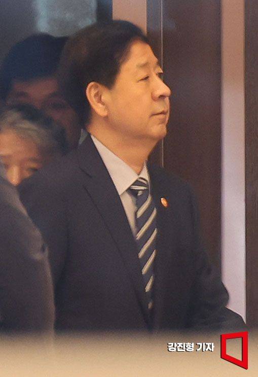 미국 측의 요청으로 한미 2+2 통상 협의가 돌연 연기된 24일 인천국제공항 제2여객터미널에서 구윤철 경제부총리 겸 기획재정부 장관이 출국을 취소하고 공항을 나서고 있다. 2025.7.24. 강진형 기자