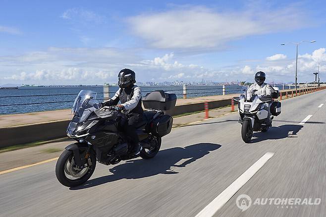 BMW 뉴 R 1300 RT는 다양한 주행 편의 및 안전사양으로 업그레이드를 거쳤다(출처: BMW 모토라드)