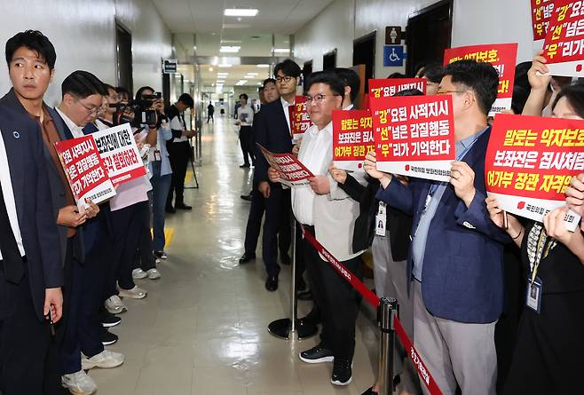 국민의힘 보좌진이 강선우 여성가족부 장관 후보자 인사청문회가 열린 지난 14일 국회 본청에서 강 후보자의 사퇴를 촉구하는 피켓시위를 하고 있다. 강 후보자는 ‘보좌진 갑질’ 논란이 커지자 청문회 이후 9일 만인 23일 자진사퇴했다./연합뉴스