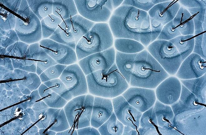 루마니아 카르파티아산맥의 얼어붙은 호수를 공중에서 포착한 것이다. 이 작품들은 올해 처음 생긴 국제항공사진가상(International Aerial Photographer)의 주요 수상작들이다. /게오르게 포파