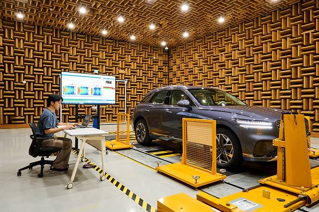 경기 화성시 현대차그룹 남양연구소 NVH(소음·진동·마찰)동에서 GV70 전동화 모델의 실내 유입 노면 소음을 측정하고 있다./현대차그룹 제공