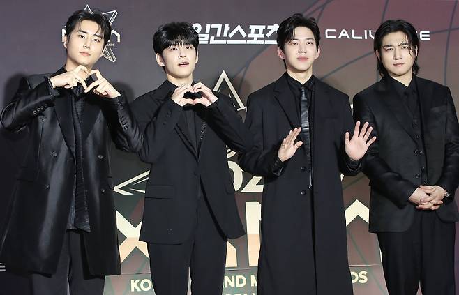 데이식스가 인천의 한 공연장에서 열린 '제1회 코리아 그랜드 뮤직 어워즈(2024 KGMA)' 레드카펫 행사에 참석해 포즈를 취하고 있다./뉴스1