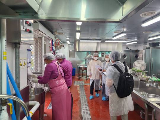 세종교육청은 조리실, 실험실, 기계실 등 학교 현장의 모든 공간에서 근로자들이 직면할 수 있는 잠재적 위험 요소를 발굴하고 개선하기 위해 산업안전보건조사를 실시하고 있다. 세종교육청 제공