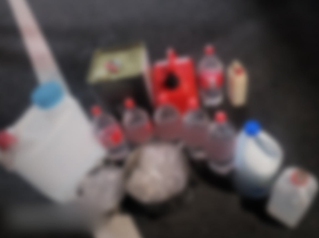 사제총기로 아들을 살해한 60대 남성 집에서 발견된 폭발물들.ⓒ연합뉴스