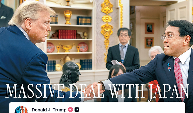 도널드 트럼프 미국 대통령(왼쪽)이 22일(현지 시간) 워싱턴 백악관에서 아카자와 료세이 일본 경제재생상과 양국 무역협상을 타결한 후 악수하고 있다. 백악관은 X에 이 사진을 게재하며 ‘일본과 대규모 협상(Massive Deal with Japan)’ 문구를 달아 트럼프 대통령의 치적이라는 점을 부각시켰다. 사진 출처 백악관 ‘X’