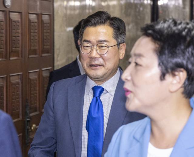더불어민주당 8·2 전당대회에 당 대표 후보로 출마한 박찬대 의원이 23일 국회 본회의에 앞서 열린 의원총회에 입장하고 있다. [연합뉴스]