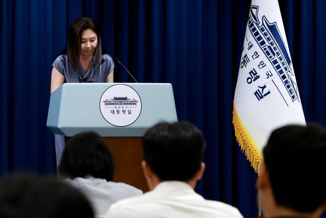 강유정 대통령실 대변인이 23일 서울 용산 대통령실 청사에서 강선우 여성가족부 장관 후보자 사퇴 관련 브리핑을 마친 뒤 인사하고 있다.  연합뉴스