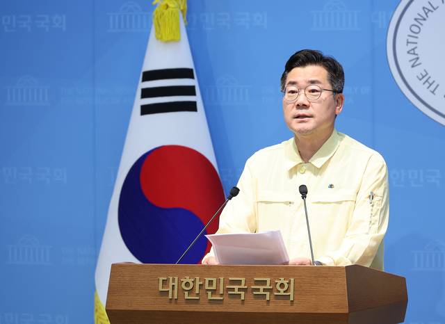 더불어민주당 대표 후보인 박찬대 의원이 24일 국회 소통관에서 검찰개혁 등 현안 관련 기자회견을 하고 있다. [연합뉴스]