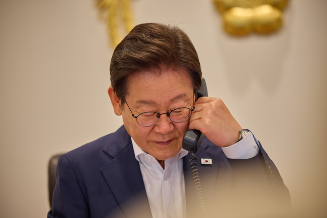 이재명 대통령이 23일 서울 용산 대통령실 청사 집무실에서 카심-조마르트 토카예프 카자흐스탄 대통령과 전화 통화를 하고 있다.  [대통령실 제공]